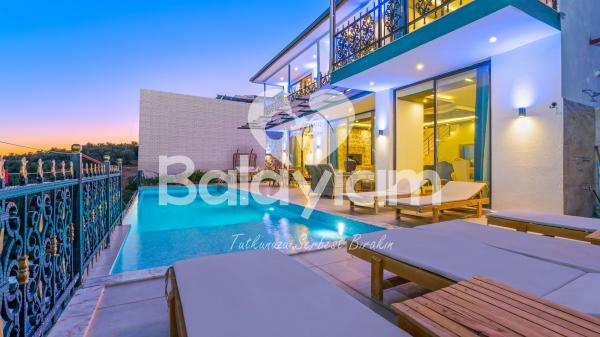 Kalkan Bölgesinde Deniz Manzaralı Lüx Villa