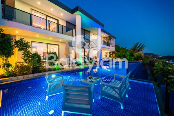 Kalkan Bölgesinde Nefes Kesici Manzaraya Sahip Lüx Villa