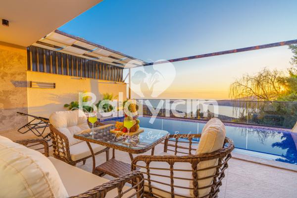 Kalkan Bölgesin de deniz manzaralı Balayı Villası