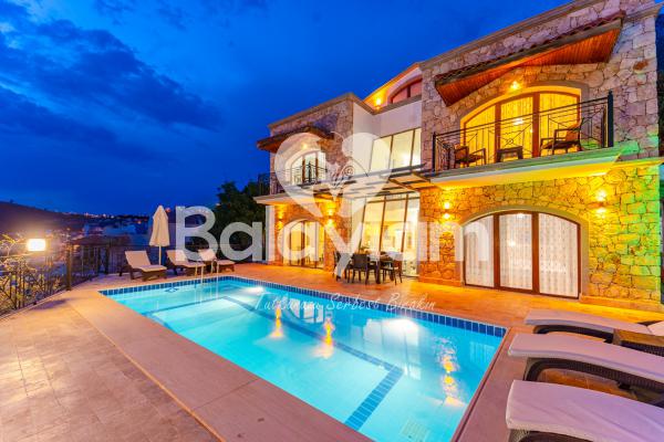 Kalkan Bölgesinde Merkezi konumda Deniz Manzaralı Villa