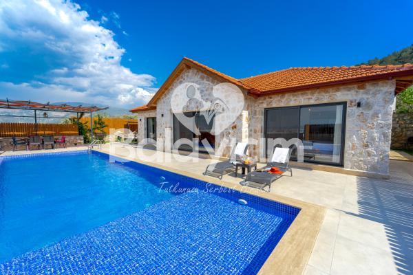 Kalkan Bölgesinde Özel Havuzlu Jakuzili Tatil Villası