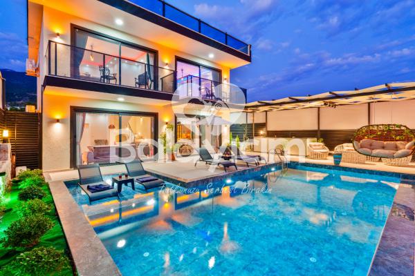 Kalkan  Bölgesinde Şık Tasarıma Sahip Tatil Villası