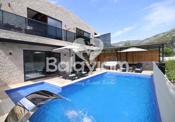 Kalkan Bölgesinde Çift Jakuzili Tam Donanımlı Tatil Villası