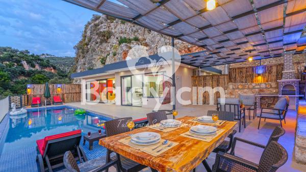 Kalkan Bölgesinde Özel Havuzlu Şık Villa
