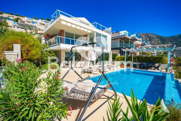 Kalkan Bölgesinde Deniz Manzaralı Tatil Villası