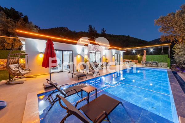 Kalkan Bölgesinde Özel Havuzlu Jakuzili Tatil Villası