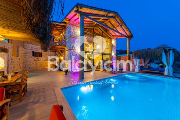 Kalkan Bölgesinde Deniz Manzaralı Balayı Villası