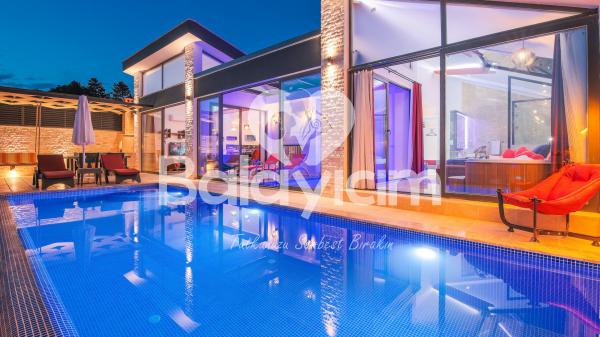 Kalkan Bölgesinde Sıradışı Tasarıma Sahip Lüx Balayı Villası