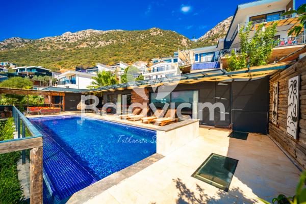 Kalkan Bölgesinde Tam Donanımlı Tatil Villası