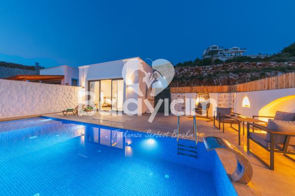 Kalkan Bölgesinde Jakuzili Balayı Tatil Villası