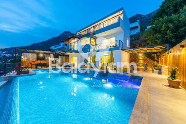 Kalkan Bölgesinde Enfes Deniz Manzarasına Hakim Tatil Villası