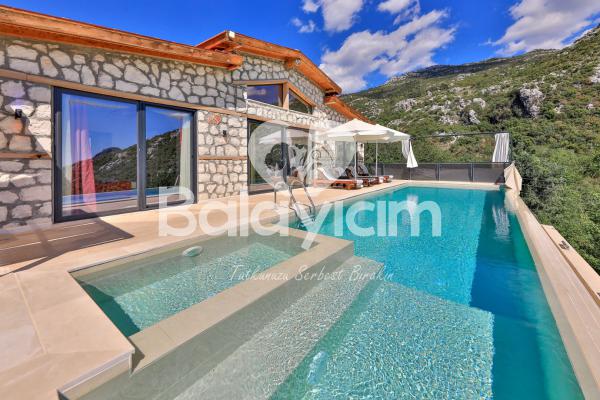 Kalkan İslamlar Bölgesinde Sade Ve Şık Tasarıma Sahip Tatil Villası