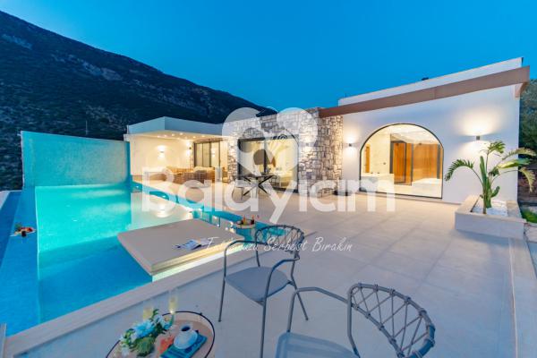 Kaş Bölgesinde Enfes Deniz Manzarasına Hakim Balayı Villası