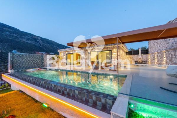Kaş Bölgesinde Enfes Deniz Manzarasına Hakim Lüx Villa