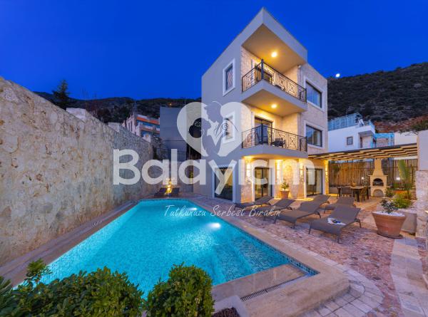 Kalkan Bölgesinde Merkeze Ve Deniz Yakın Tatil Villası