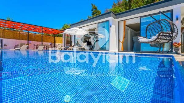 Kalkan Bölgesinde Şık Tasarıma Sahip Lüx Tatil Villası