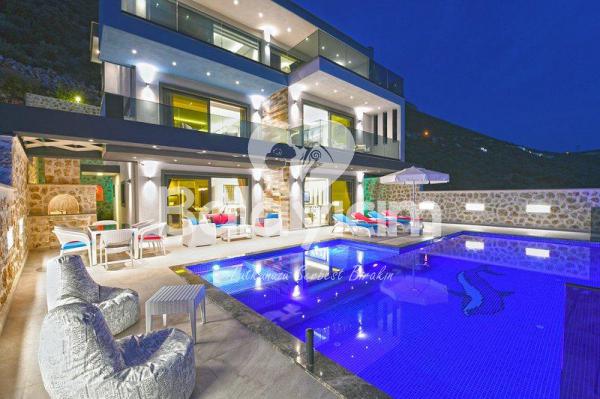 Kalkan Bölgesinde Deniz Manzaralı Tam Donanımlı Tatil Villası