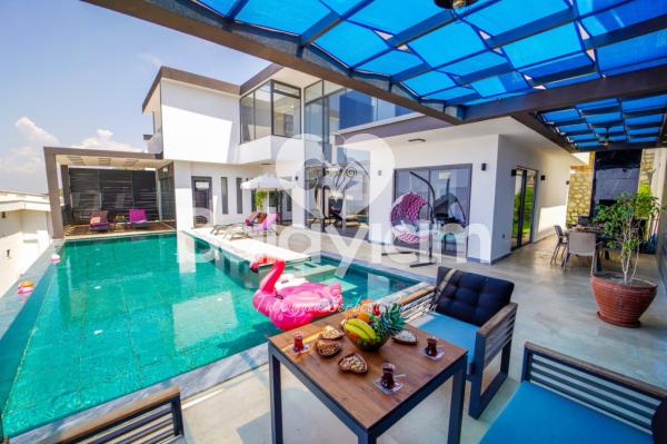 Kalkan Bölgesinde Deniz Manzaralı Tam Donanımlı Tatil Villası