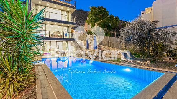 Kalkan Bölgesinde Şehir Merkezine Yakın Tatil Villası